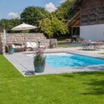 Sommer zuhause genießen mit modernem Pool im Garten