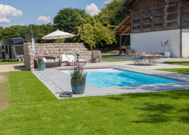 Sommer zuhause genießen mit modernem Pool im Garten
