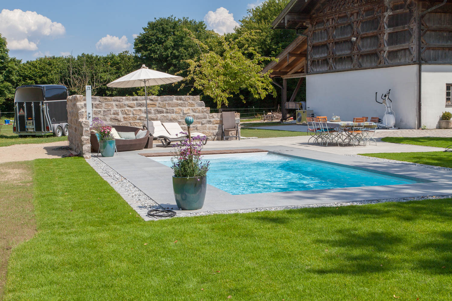 Sommer zuhause genießen mit modernem Pool im Garten