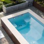 Poolpflege im Hochsommer mit kristallklarem Wasser