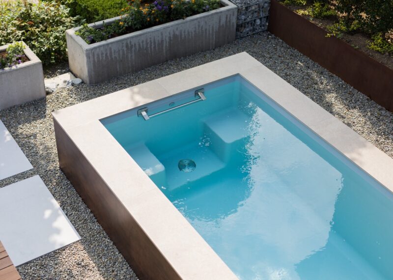 Poolpflege im Hochsommer mit kristallklarem Wasser