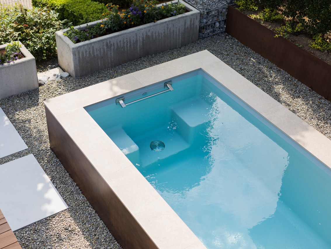 Poolpflege im Hochsommer mit kristallklarem Wasser