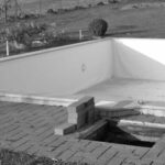 Poolbau im Alpenvorland mit Baugrube und Erdaushub