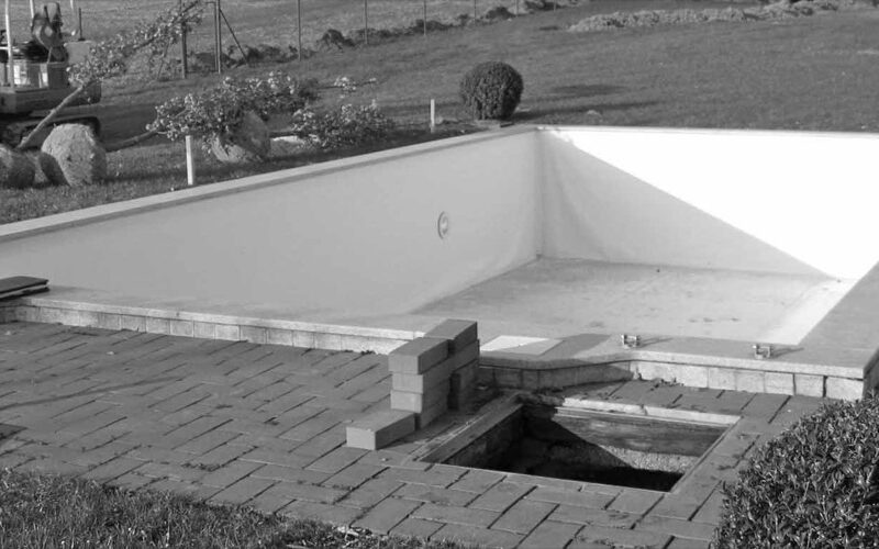 Poolbau im Alpenvorland mit Baugrube und Erdaushub