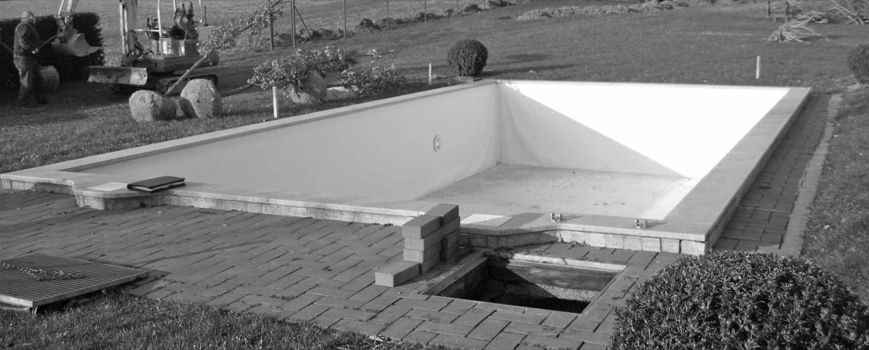 Poolbau im Alpenvorland mit Baugrube und Erdaushub