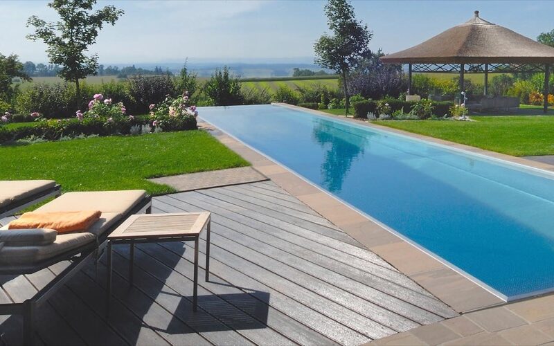Swim Spa und Swimmingpool im Garten im Vergleich