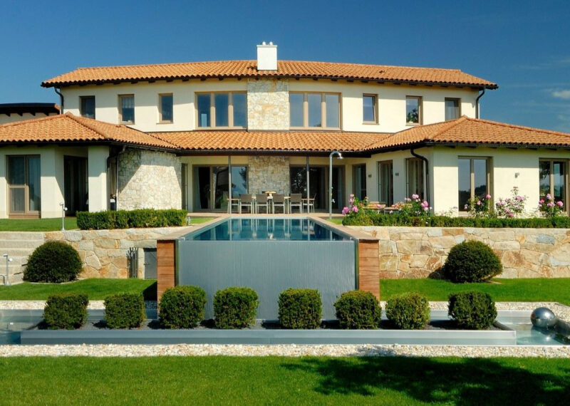 Poolgröße wählen für einen modernen Pool mit Terrasse und Garten
