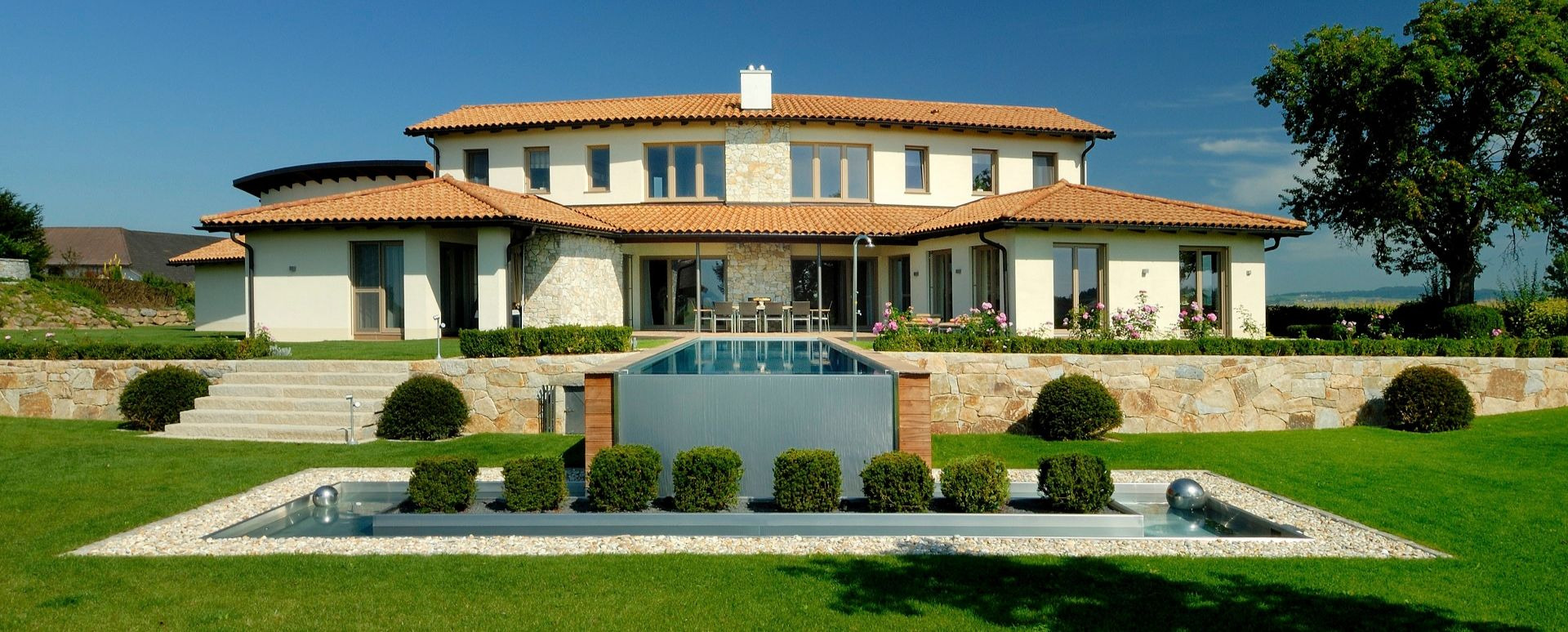 Poolgröße wählen für einen modernen Pool mit Terrasse und Garten