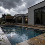 Pool nach Gewitter mit Blättern auf der Wasseroberfläche nach Starkregen