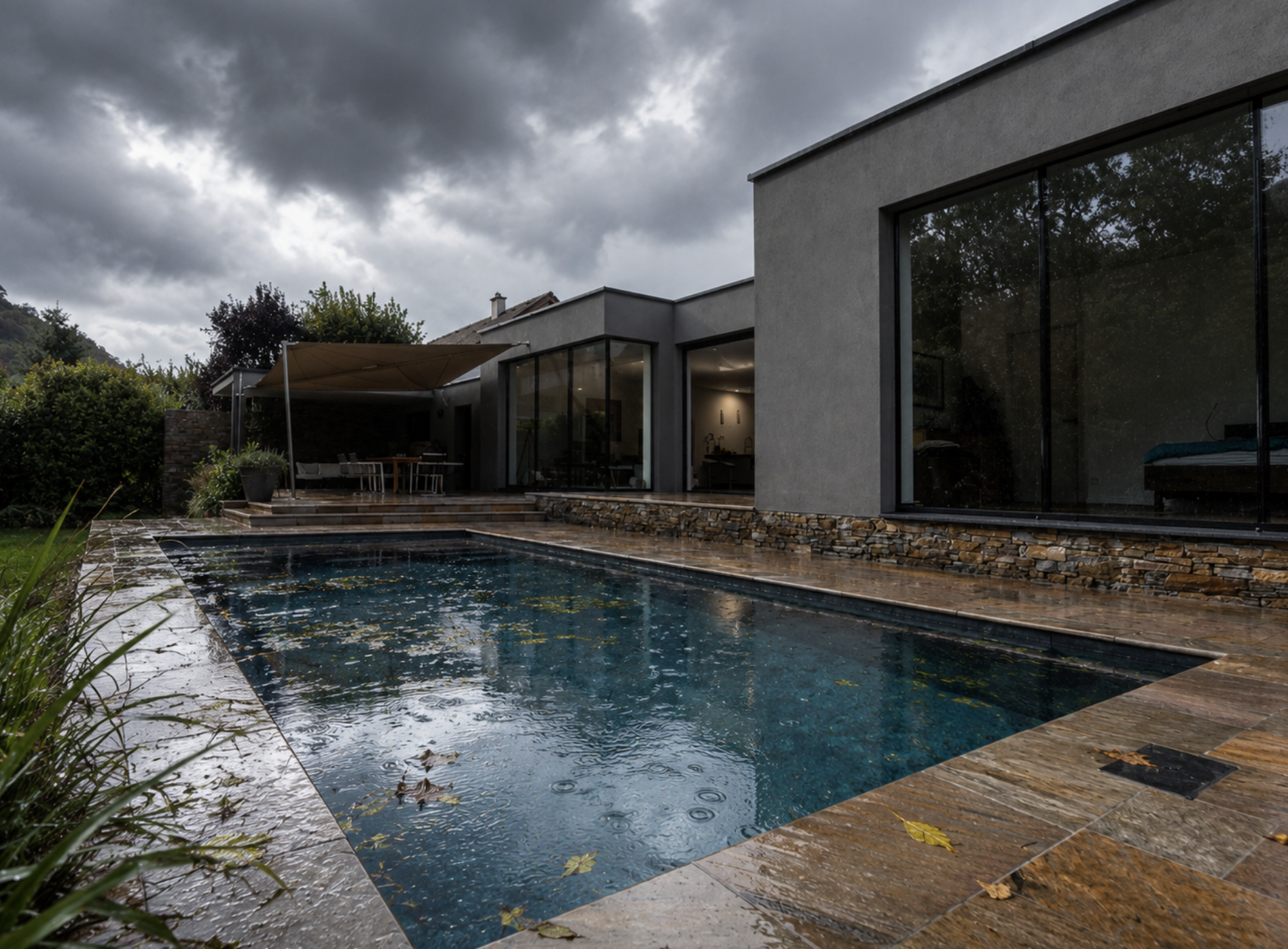 Pool nach Gewitter mit Blättern auf der Wasseroberfläche nach Starkregen
