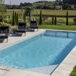 Pool nach dem Urlaub mit sauberem Wasser und geschlossener Poolabdeckung