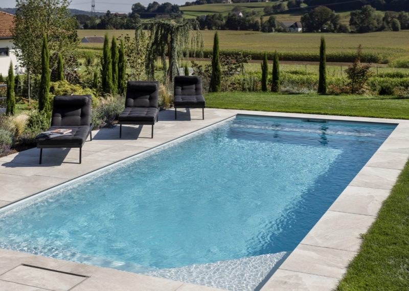 Pool nach dem Urlaub mit sauberem Wasser und geschlossener Poolabdeckung