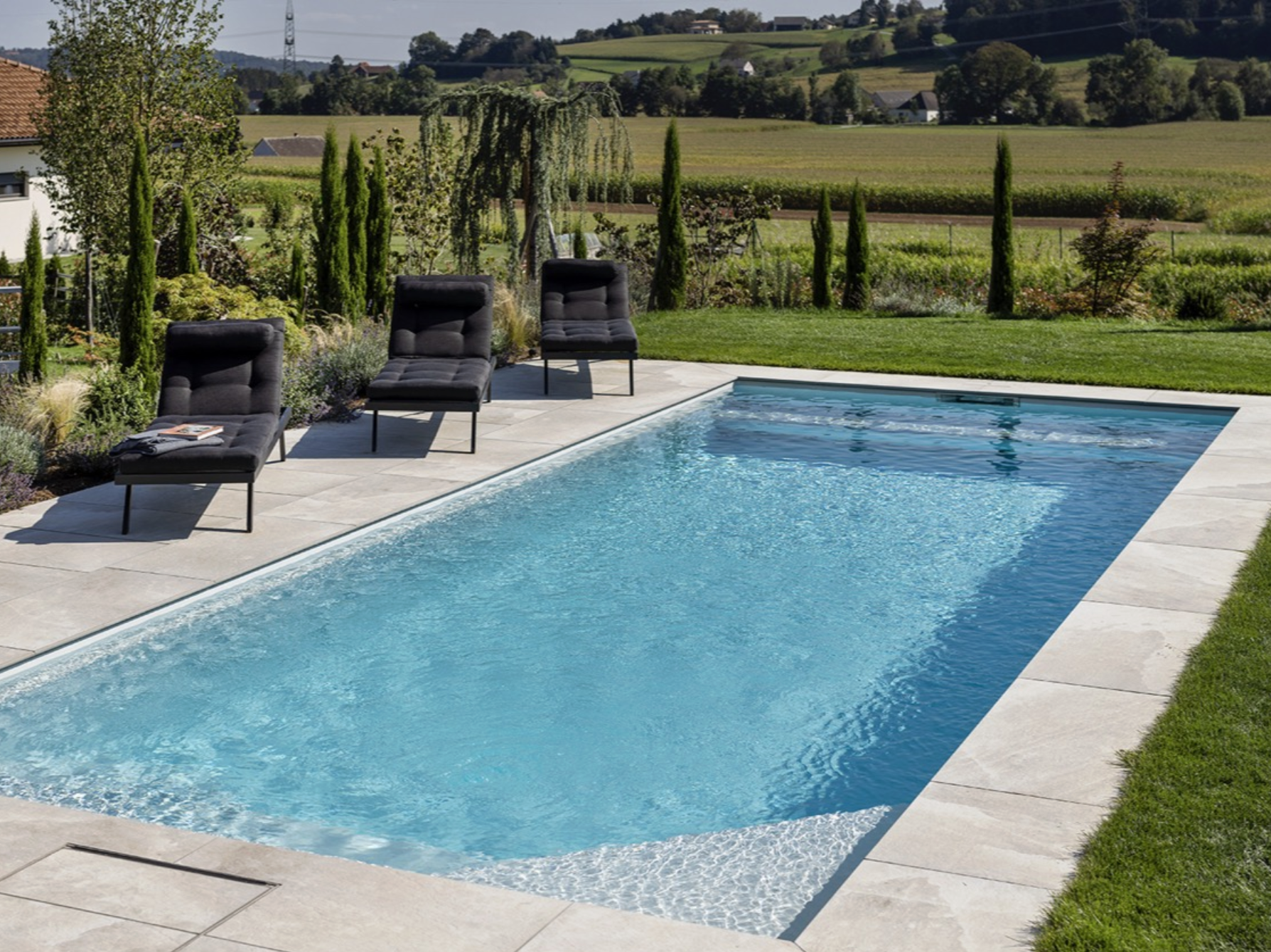 Pool nach dem Urlaub mit sauberem Wasser und geschlossener Poolabdeckung
