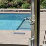 Außendusche am Pool in einem modern gestalteten Garten