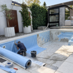 Poolrenovierung im Herbst zur Sanierung eines bestehenden Schwimmbeckens