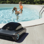 Poolroboter im Herbst bei der Reinigung von Laub im Swimmingpool