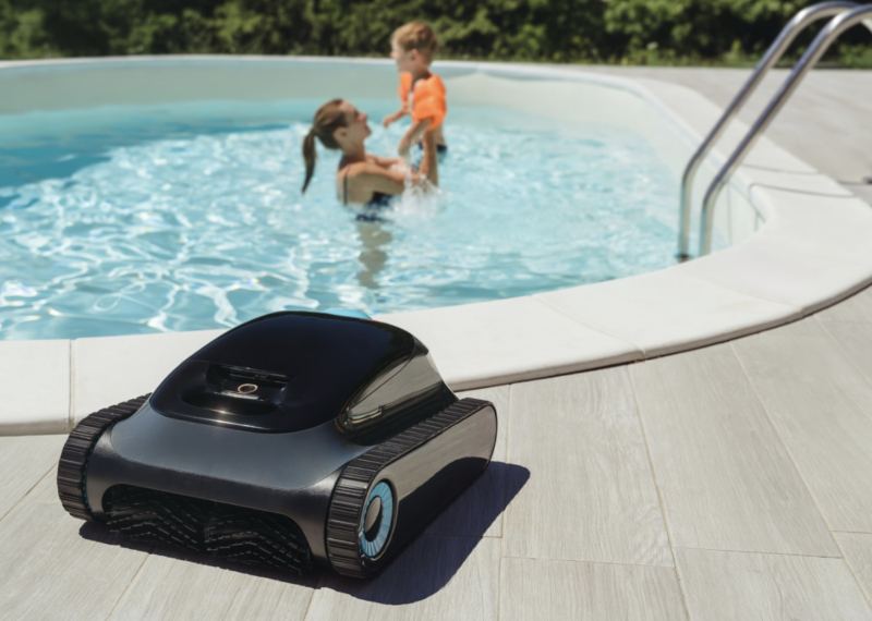 Poolroboter im Herbst bei der Reinigung von Laub im Swimmingpool