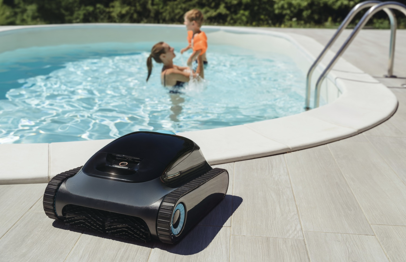 Poolroboter im Herbst bei der Reinigung von Laub im Swimmingpool