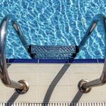 Pooltiefe planen bei einem privaten Schwimmbecken mit Einstiegstreppe