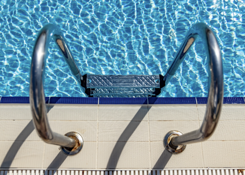 Pooltiefe planen bei einem privaten Schwimmbecken mit Einstiegstreppe