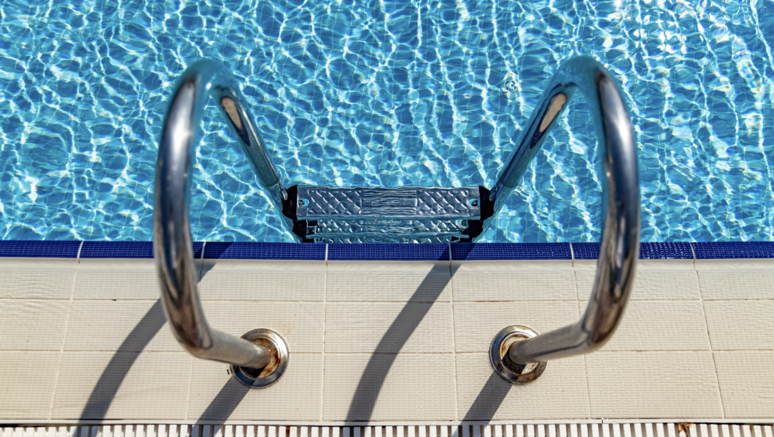 Pooltiefe planen bei einem privaten Schwimmbecken mit Einstiegstreppe